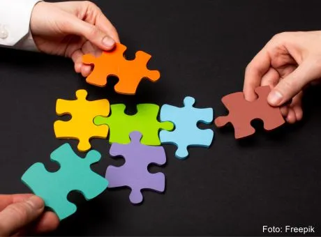 mãos a pegar em peças de puzzle