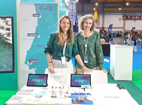 Duas colaboradoras no stand a sorrirem