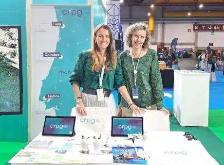 Duas colaboradoras no stand a sorrirem