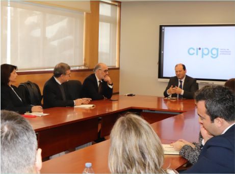 fotografia de pessoas sentadas à mesa a conversar