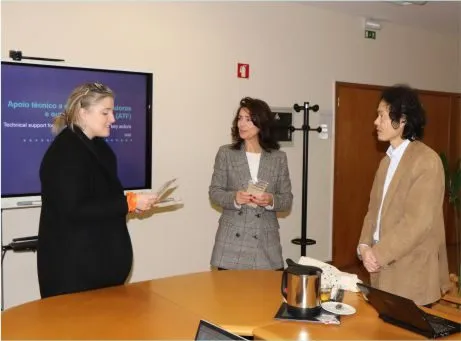 Fotografia de Ana Almeida, Professor Akio e Diretora Mónica Salazar em pé a conversar