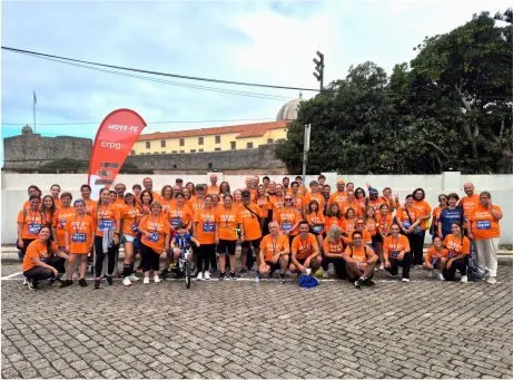 Fotografia de grupo de pessoas lado a lado