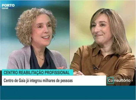 logotipo do Porto Canal e do programa Consultório. Legendas: Centro de Reabilitação Profissional. Centro de Gaia já integrou milhares de pessoas. Fotografia de Sandra e Sónia durante a entrevista