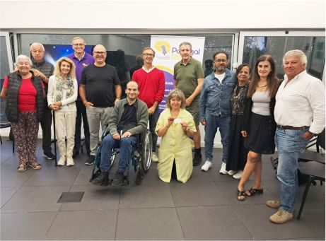 fotografia de grupo de pessoas lado a lado a sorrirem para a fotografia