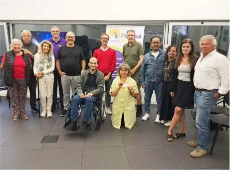 fotografia de grupo de pessoas lado a lado a sorrirem para a fotografia