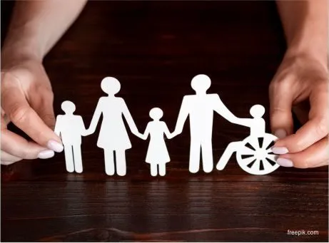 mãos a segurar papel com várias figuras