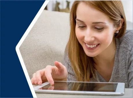 Mulher sorri, enquanto toca em tablet