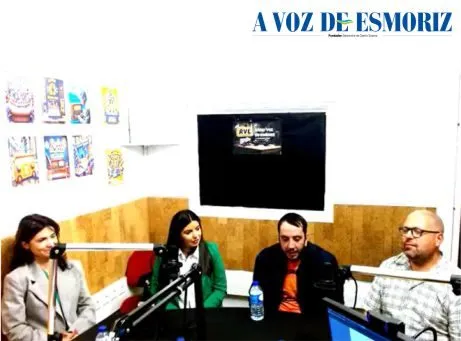 imagem de quatro pessoas durante a entrevista na rádio com os microfones na frente