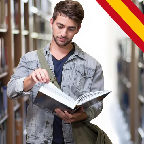 pessoa em pé a ler um livro na biblioteca