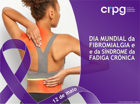 pessoa com mão no ombro e nas costas a sinalizar um dor. Dia Mundial da Fibromialgia e da Síndrome da Fadiga Crónica