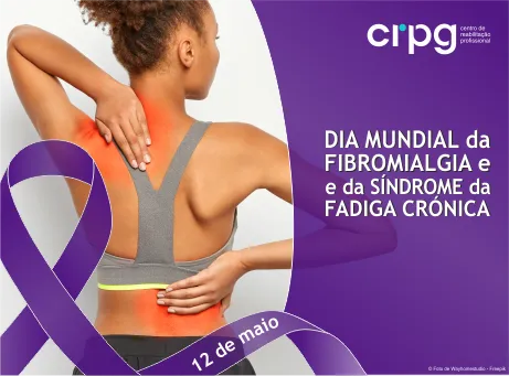 pessoa com mão no ombro e nas costas a sinalizar um dor. Dia Mundial da Fibromialgia e da Síndrome da Fadiga Crónica