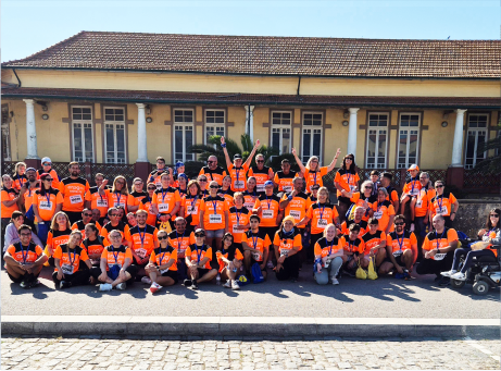 Fotografia de grupo que participou na Mini Maratona do Porto com a camisola do MOVE-TE.