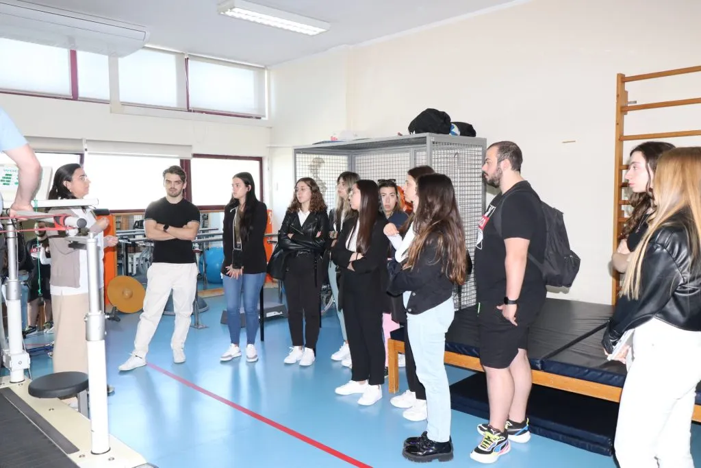 alunos em pé a assistir a uma apresentação