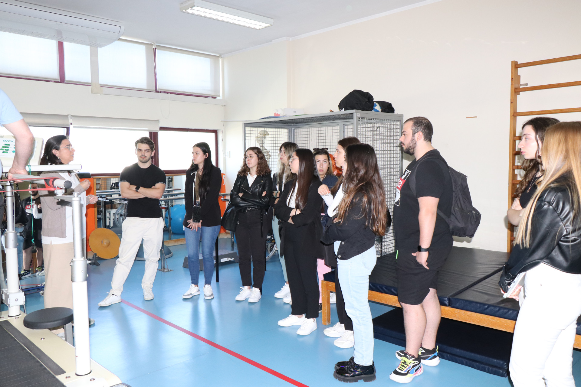 alunos em pé a assistir a uma apresentação