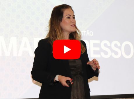 fotografia de Raquel Soares a falar durante a sua masterclass