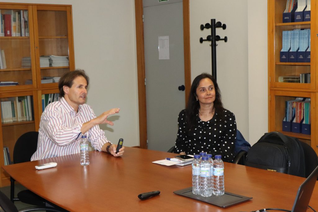 Duas pessoas sentadas a conversar