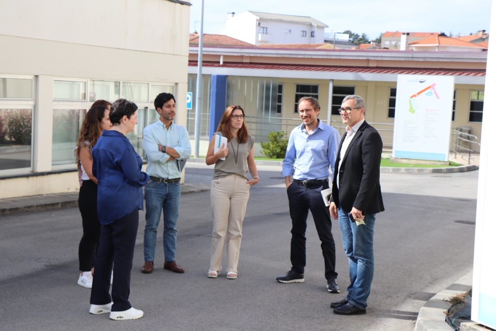 fotografia de pessoas a conversar nas instalações do CRPG