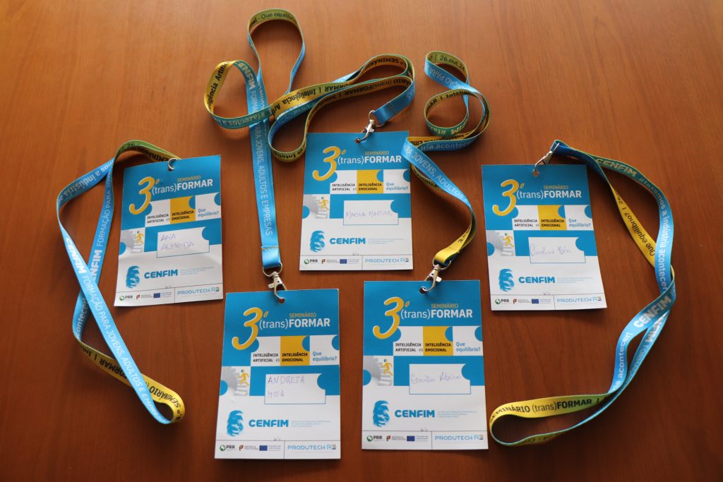 fotografia de cinco credenciais pousadas numa mesa