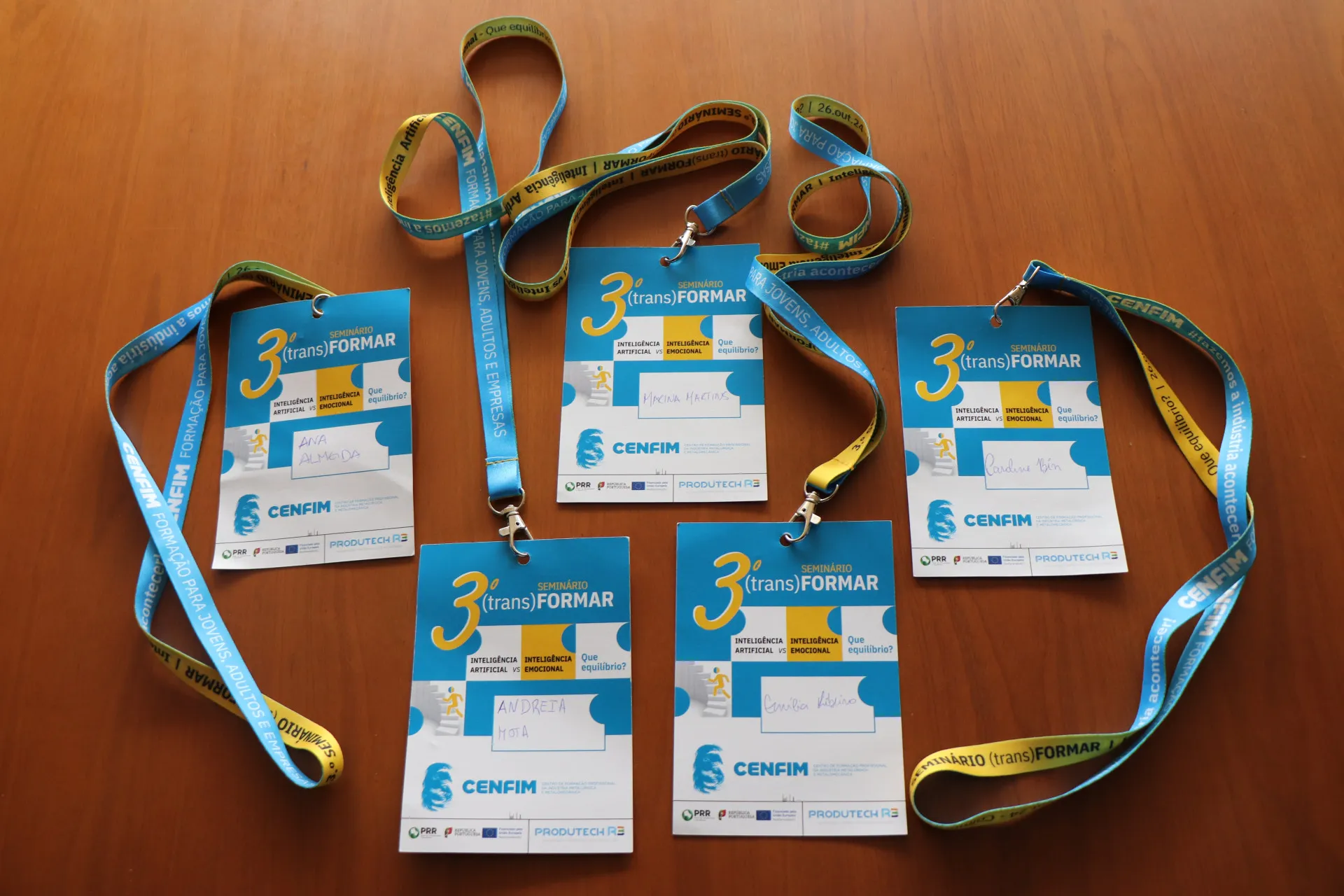 fotografia de cinco credenciais pousadas numa mesa