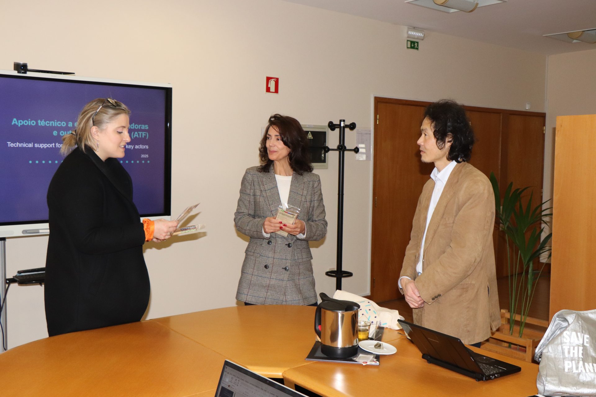 Fotografia de Ana Almeida, Professor Akio e Diretora Mónica Salazar em pé a conversar