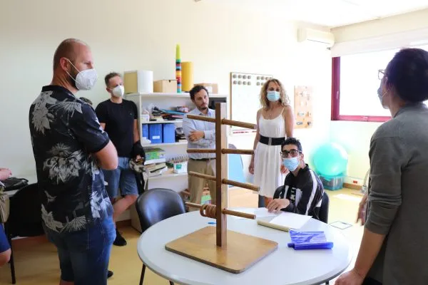 pessoas a visitarem salas de formação e durante a apresentação dos serviços CRPG