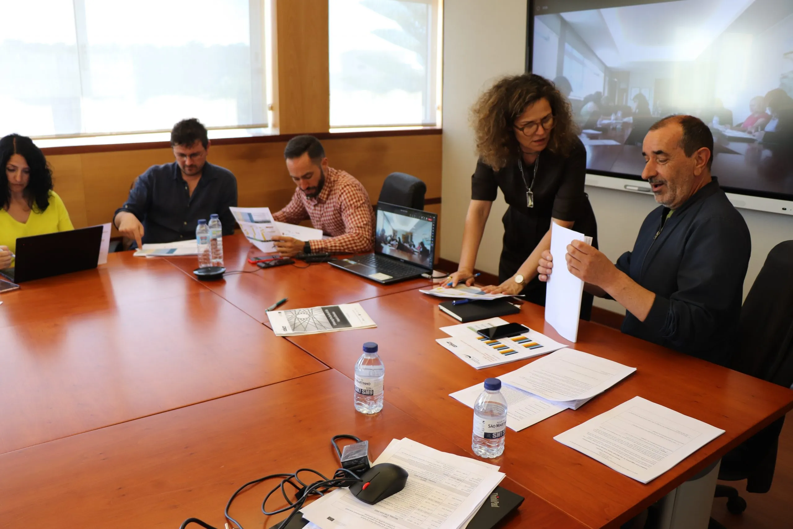 pessoas em sala a partilhar informações durante evento formativo QOLIVET