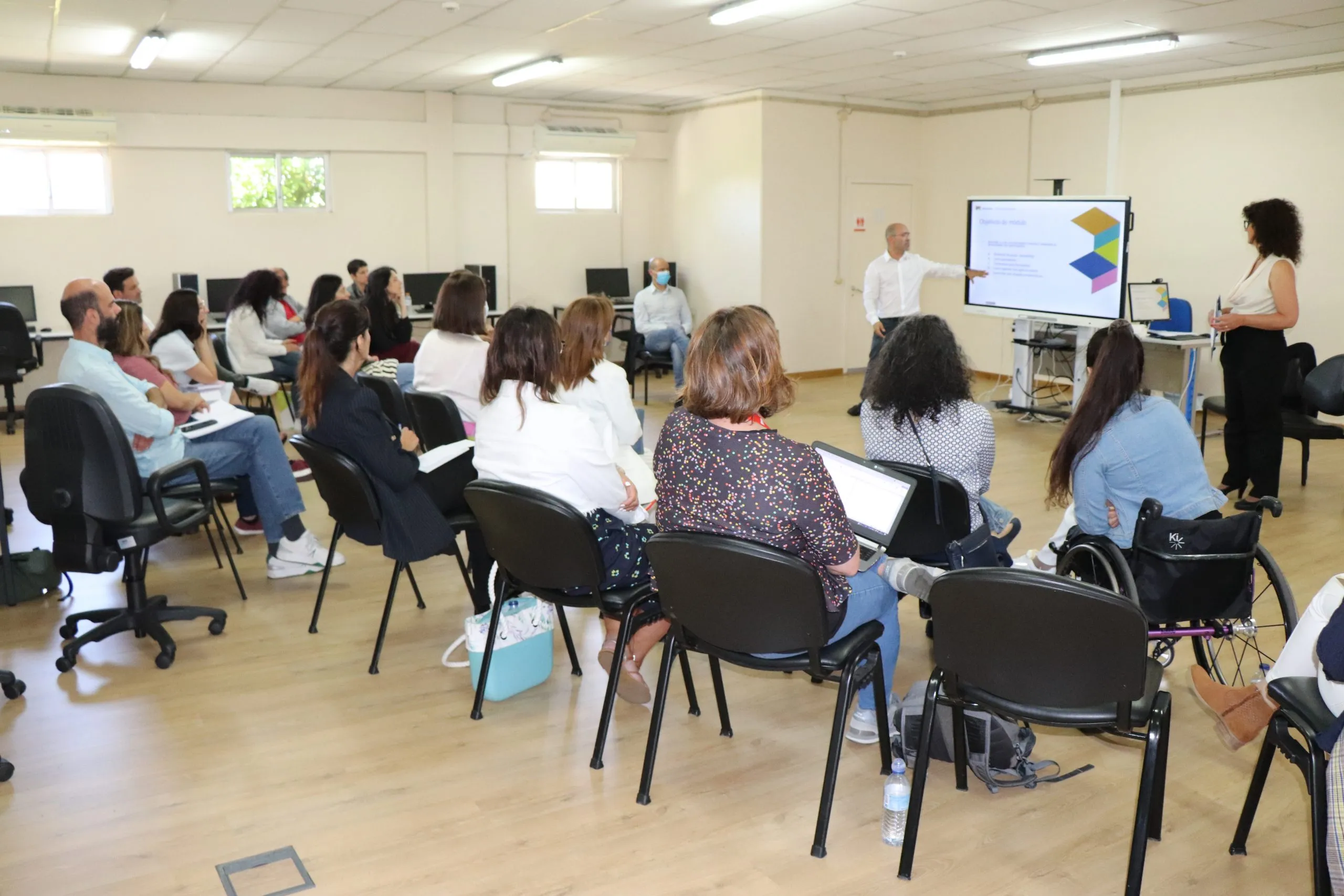 pessoas reunidas em sala de formação durante o evento de disseminação do projeto Train the competent