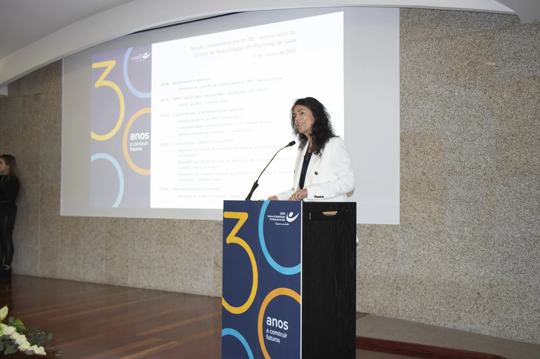 Dra Mónica Salazar a falar no púlpito durante o evento 