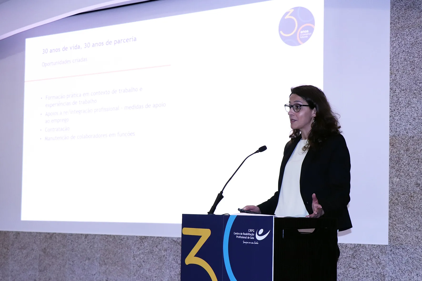 Andreia Mota a falar no púlpito durante o evento