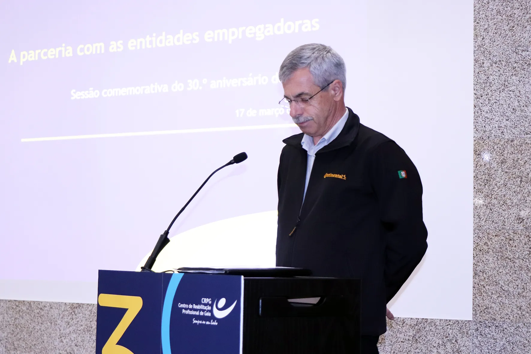 Manuel Sampaio a falar no púlpito durante o evento