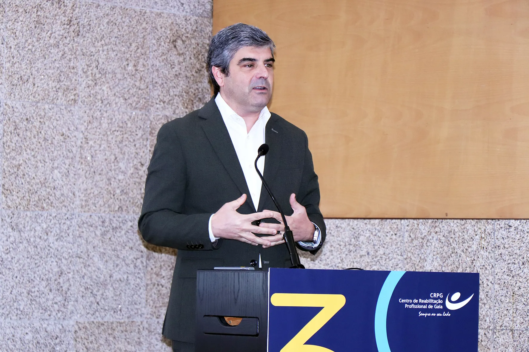 Pedro Ramos a falar no púlpito durante o evento