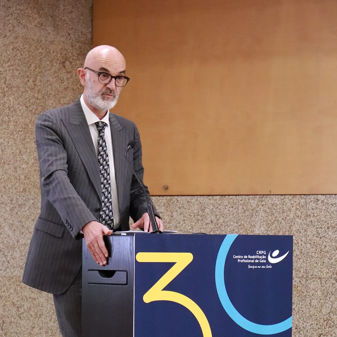 Domingos Lopes a falar no púlpito durante o evento