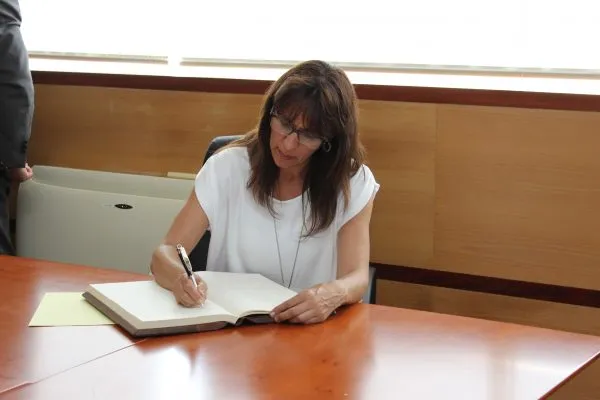 ministra da defesa nacional a escrever no livro de honra CRPG