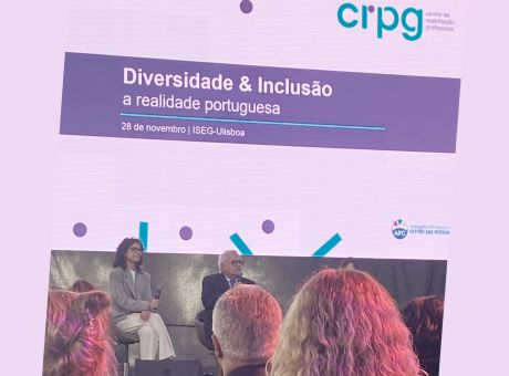 Fotografia da Diretora do CRPG, Dra. Mónica a falar no palco