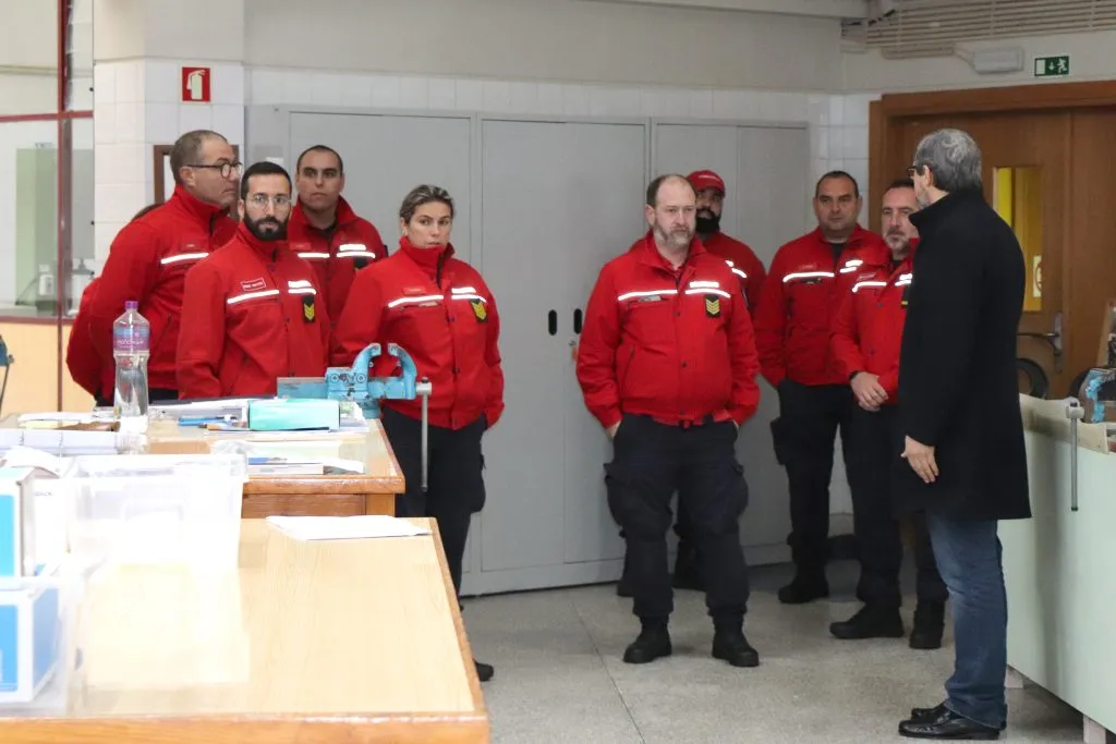 fotografia da corperação de bombeiros voluntarios da aguda durante a sua visita às instalações dos produtos de apoio do CRPG
