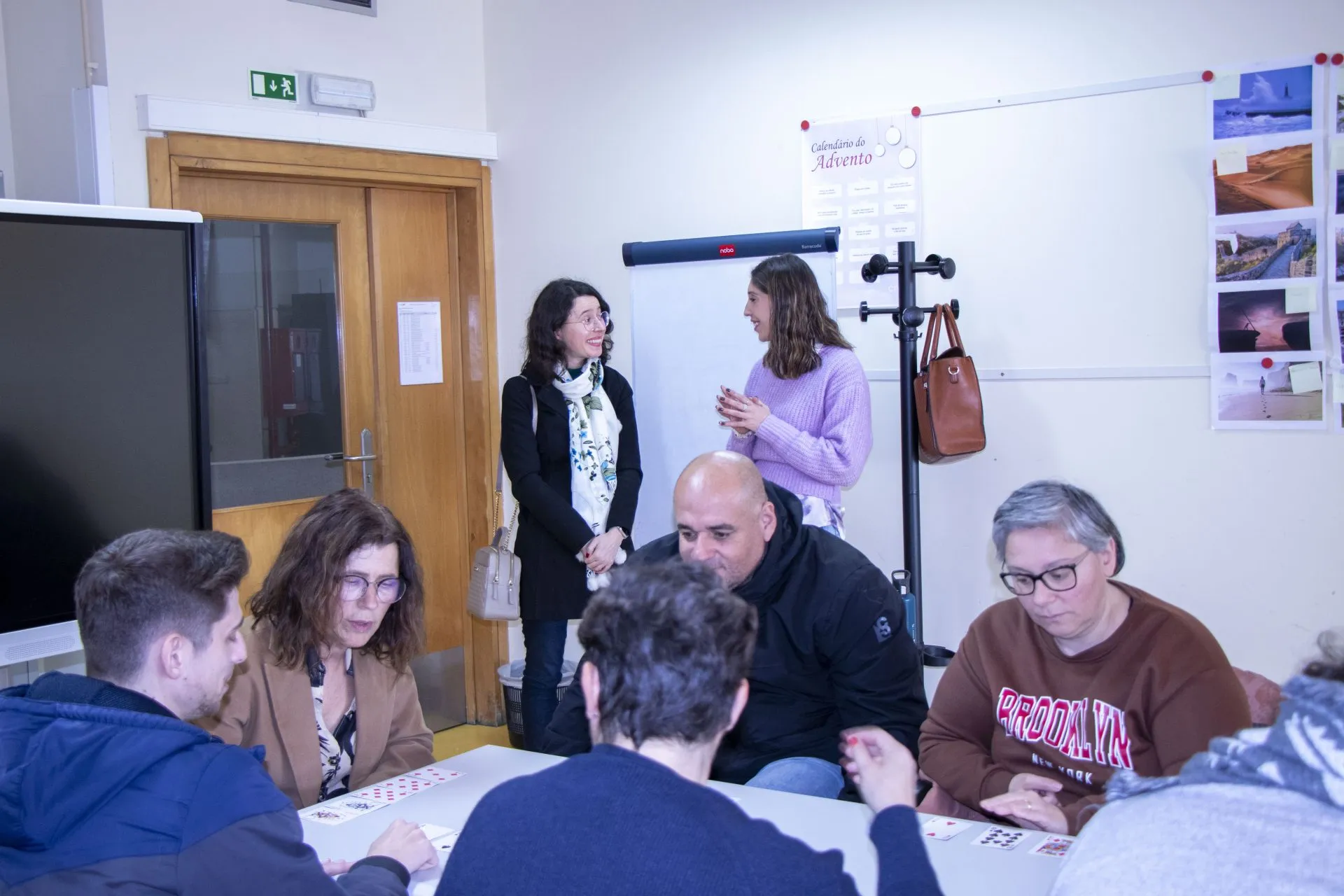 Fotografia de Joelma Santos a falar com técnica do CRPG durante a visita ao CRPG