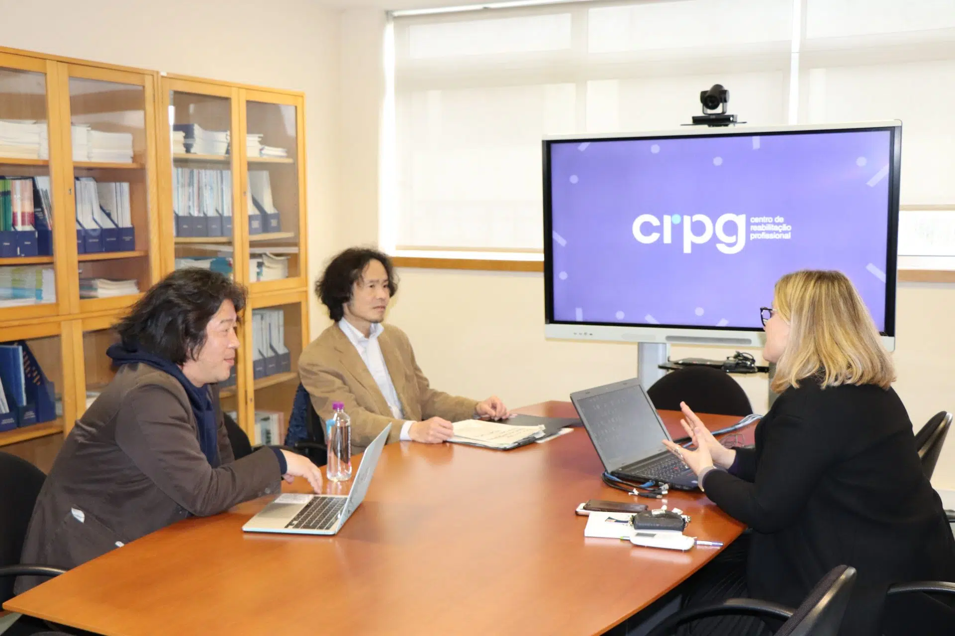 IMG_9788 professores sentados à mesa durante apresentação do CRPG