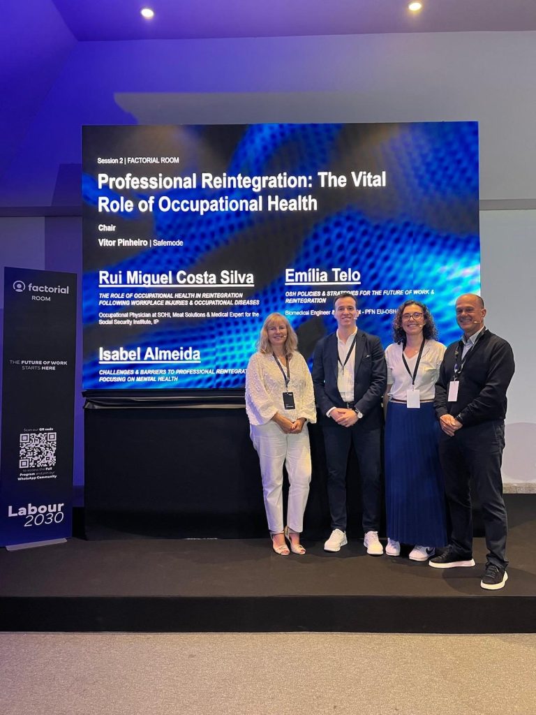 fotografia de 4 oradores, lado a lado, no palco com um ecrã atrás com o titulo da apresentação