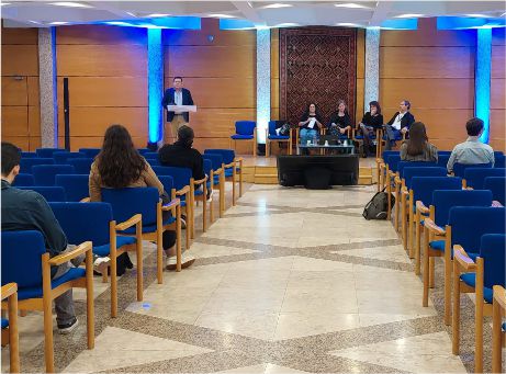 Fotografia de orador a falar no púlpito da 18º Fórum Nacional de Medicina do Trabalho e 4th Portuguese International Forum on Occupational Health