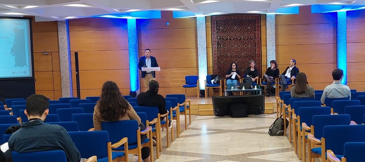 Fotografia de orador a falar no púlpito da 18º Fórum Nacional de Medicina do Trabalho e 4th Portuguese International Forum on Occupational Health