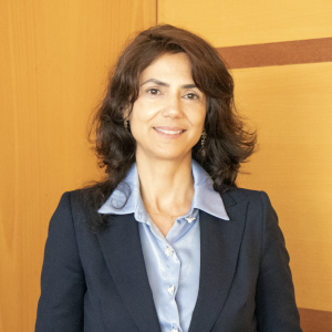 Fotografia de Dra. Mónica Salazar, a sorrir