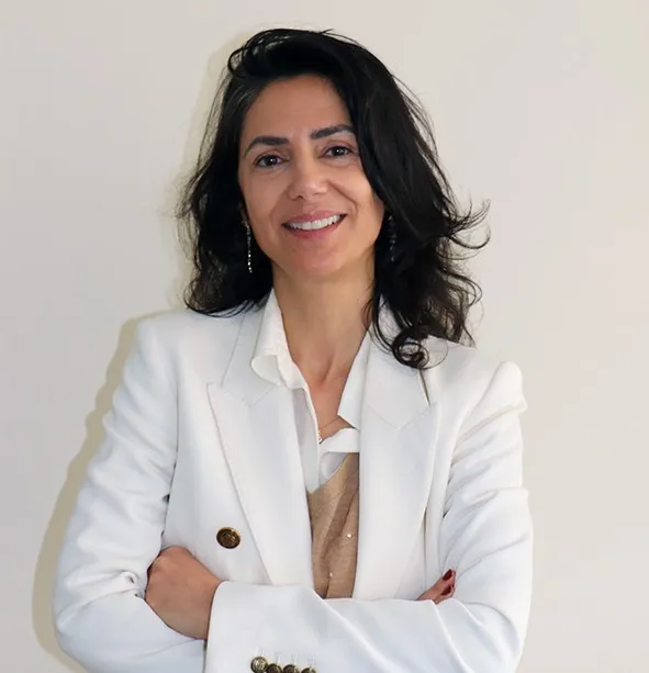 Fotografia de Dra. Mónica Salazar, a sorrir, de braços cruzados