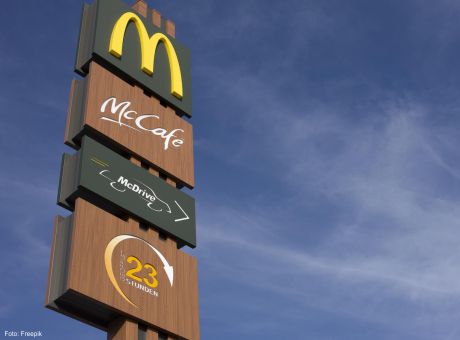 fotografia de logotipo do Mcdonald's e simplo do McCafé e McDrive