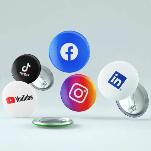 Pins com icons de diversas redes sociais