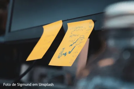 Monitor de computador com post-its manuscritos