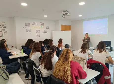fotografia de sala de aula com alunos a assistir à apresentação de Mónica Correia