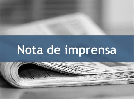 jornal dobrado em cima da mesa