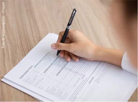 pessoa a preencher um formulário