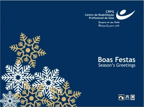 Postal de Natal crpg, com flocos de neve brancos e dourados + Inscrição: "Boas Festas Season's Greetings"