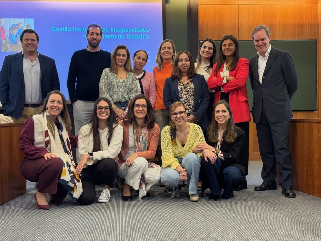 fotografia de grupo lado a lado a sorrir a olhar para a fotografia.
